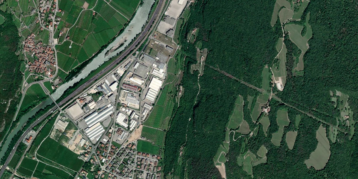 Pannello 12 foto 1 | Foto da satellite della zona industriale, 2021. Esri, World Imagery