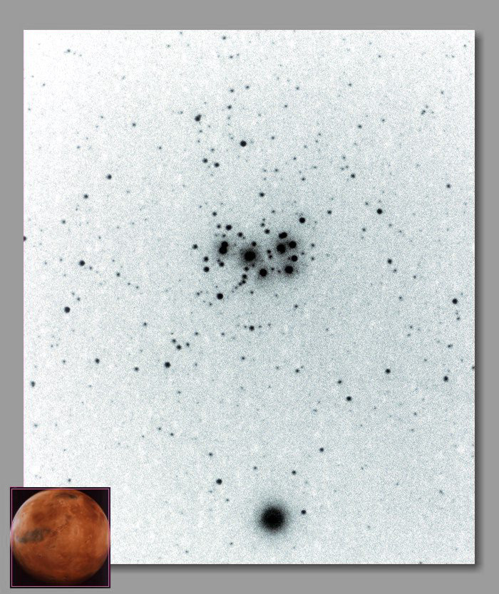 L'immagine mostra Marte in congiunzione con le Pleiadi, ripreso il 17-03-2004 ad Albiano (TN) con obiettivo 105 f/1.8 e pellicola Infrared in B/N (negativo). Tempo di posa 10 minuti. (foto Ochner)