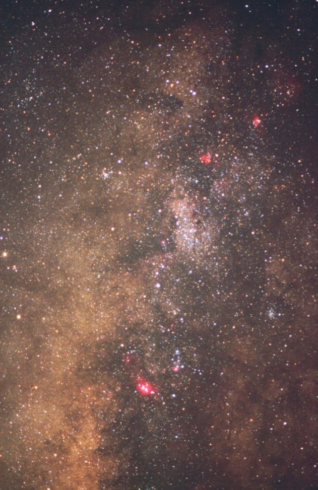 La Via Lattea nel Sagittario verso il centro della nostra galassia, ripresa dal Rifugio Vioz (Trentino-Alto Adige, 3535 m/s.l.m.) nel luglio del 2004 con obiettivo f=105 f/1.7, pellicola E100, tempo di posa 6 minuti. (foto Ochner)